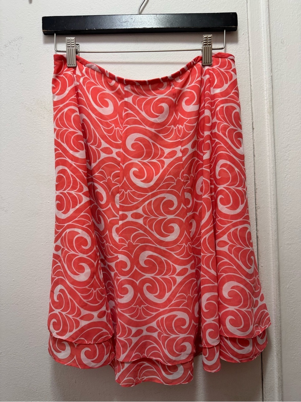 90s Tahari Y2K Coral and White Swirl Print Skirt Knee Length Size 8 vintage